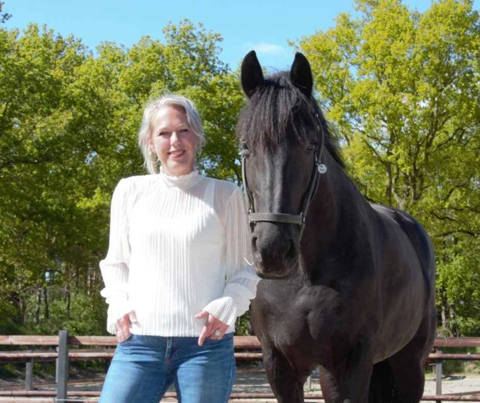 Wendy Rientjes bij nieuwsbericht over re integratie coaching met paarden